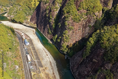 Fotografie Aerial drone photo of Ichimaiwa monolith and Kozagawa River in Wakayama, Japan