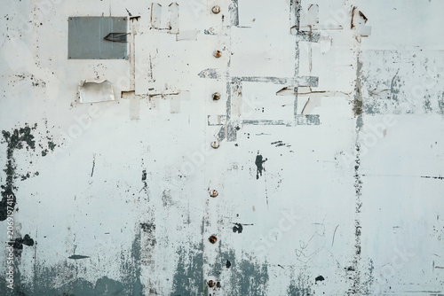 Foto weathered metal surface with chipped paint adhesive tape stains and rust abstrac