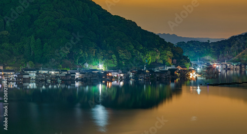 Photos 静かな湾に映る伊根の舟屋の夜景