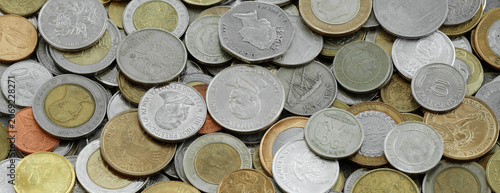 Fotografía Scattered coins of multiple origins in big mound, detailed shot
