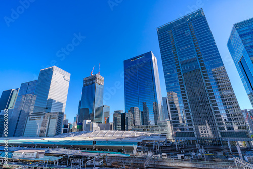 東京・八重洲のビジネス街と鉄道の風景