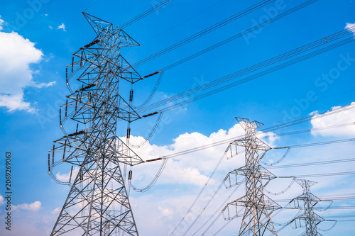 Foto Close up high voltage electricity pylon and power lines for energy distribution