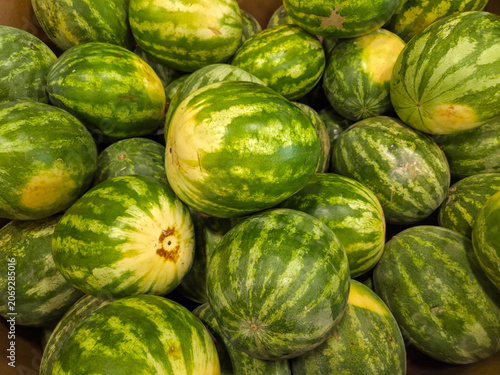 Fotografía Top down view of a box of sweet seedless watermelons on a farmers market floor