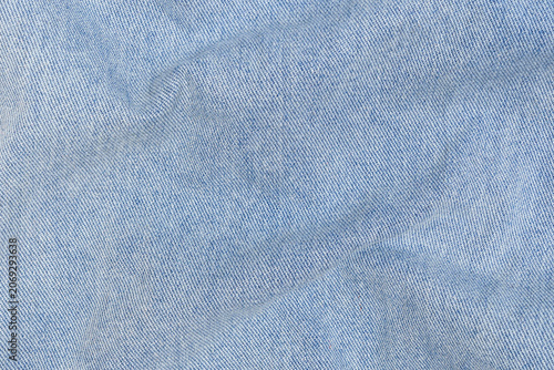 Foto Light denim fabric closeup showing indigo weave and fine threads, subtle faded w