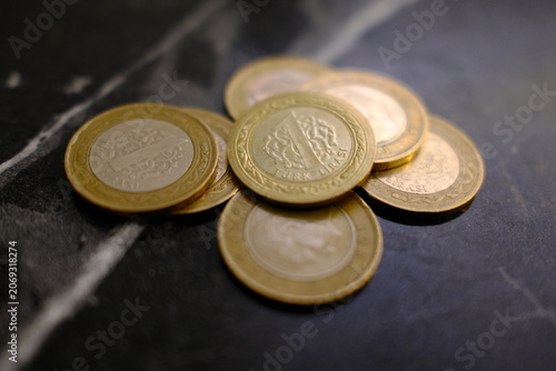 Konstfotografi One Turkish lira coin on black marble table, close-up shot, inflation and econom