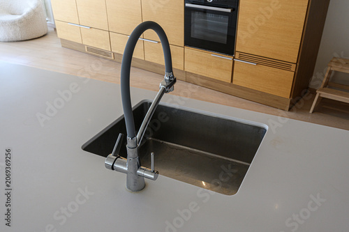 Fotografia modern kitchen features stainless steel undermount sink paired with high-arc flexible faucet