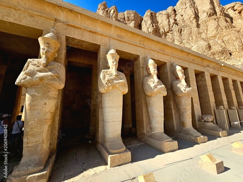 Foto Row of Osiris statues of Queen Hatshepsut at her Mortuary Temple, Deir el-Bahari