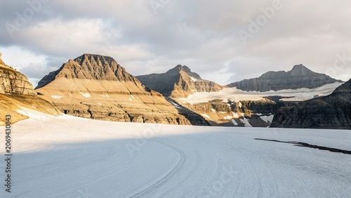 Cuadro en lienzo A breathtaking view of a receding glacier surrounded by jagged mountain peaks