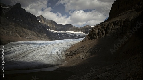 Obraz na plátně A breathtaking view of a receding glacier surrounded by jagged mountain peaks