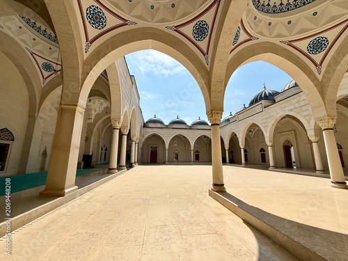 vue sur des arcades dans la cour intérieure de la grande mosquée de Tirana en Albanie un jour d'été