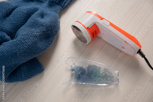 Принти на полотні Cleaning the lint remover. Consumption is sustainable.
