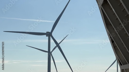Windräder gegen blauen Himmel