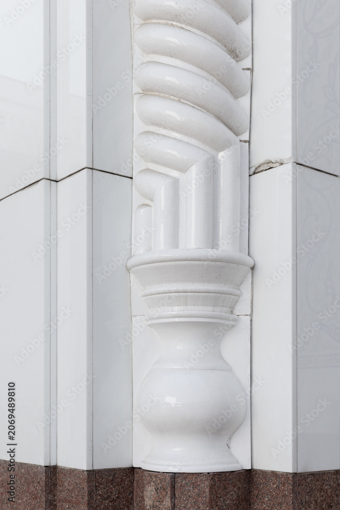 Naklejka premium Close-up of a white ornate architectural column showing classical decorative carving, smooth marble-like texture and precise joint lines. Architecture details of the Minor Mosque, Tashkent, Uzbekistan