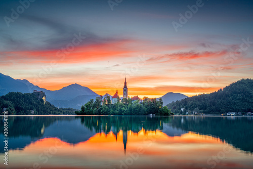 Cuadro en lienzo Lake Bled, Slovenia with the Church of the Assumption of the Blessed Virgin Mary