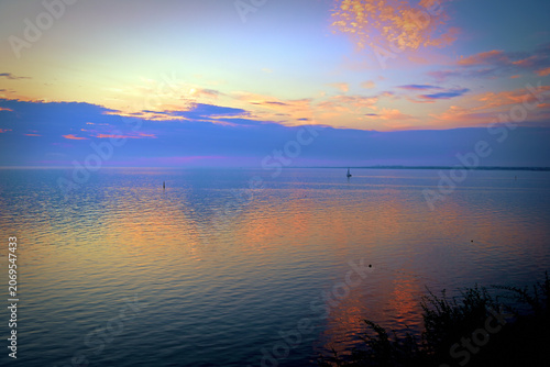 Foto A magnificent and fantastic sunset over the southern sea.