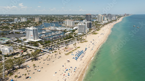 Canvas-taulu Drone view over sunny Fort Lauderdale Beach, with sprawling sands, beachfront hotels, busy marinas, and the sparkling Atlantic Ocean stretching to the horizon