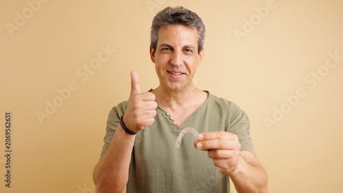 Fotografía Happy man endorsing new clear aligner for teeth straightening, showing satisfact