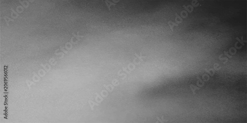 Foto Ethereal mist drifts across a moody, desaturated landscape, creating an atmospheric and mysterious scene