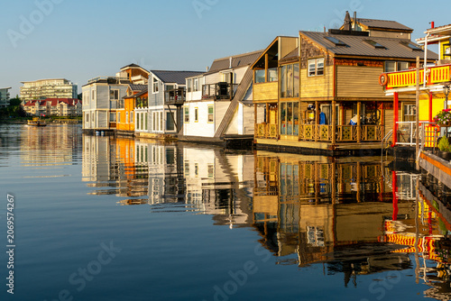 Cuadro en lienzo Colorful Fisherman's Wharf Floating Homes