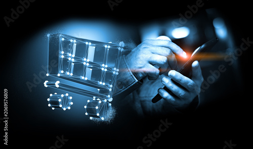  Concepto de tecnología de carrito de compras digital: manos con fondo oscuro brillante. Manos sosteniendo un marco de alambre brillante para carrito de compras digital sobre fondo oscuro. Comercio