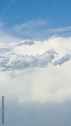 Beautiful and healing sky cloud gathering and dispersing dynamic empty shot material