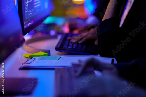 Foto Creative tech team directing a response from the command desk in a global surveillance center, aligning on goals, in a scene about surveillance and dramatic control-room glow