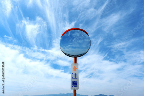 青空とカーブミラー