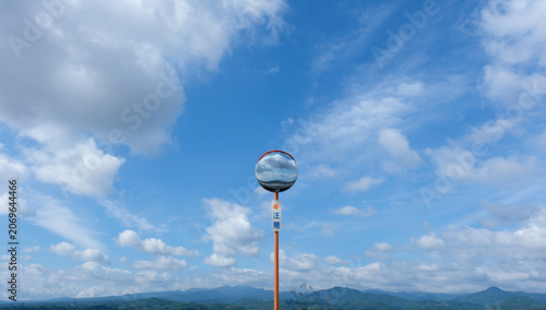 青空とカーブミラー