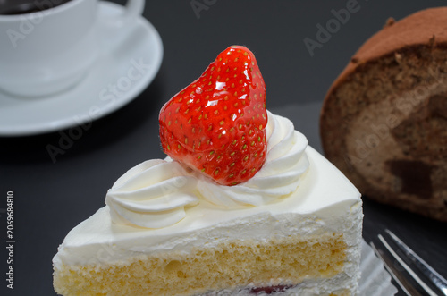 苺のショートケーキと生チョコロールケーキでひと休み