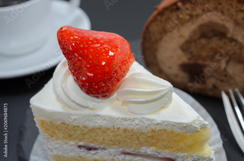 苺のショートケーキと生チョコロールケーキでひと休み