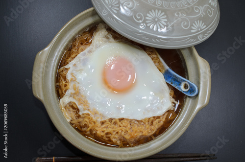 インスタントラーメンに卵をのせて