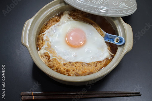 インスタントラーメンに卵をのせて