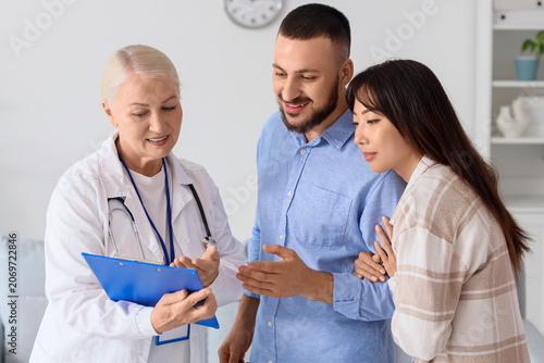 Female fertility doctor adv...