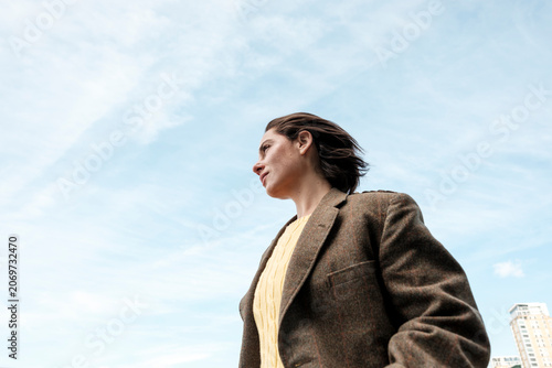 Foto Woman looking up to sky, feeling hopeful outdoors