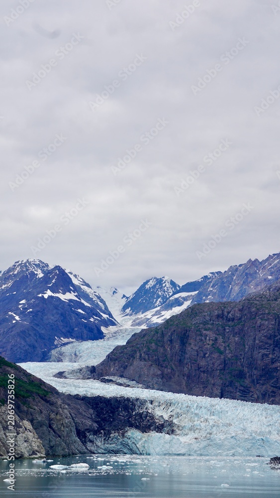 Obraz premium Closeup view of glacier ice formations in Alaska