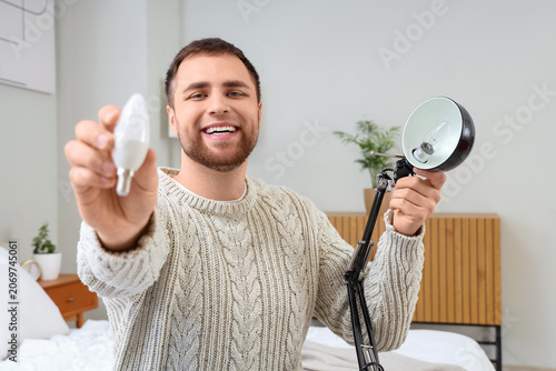 Young man changing light bu...