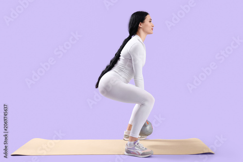 Portrait of sporty young wo...