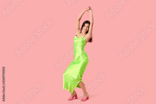 Happy young woman in stylis...