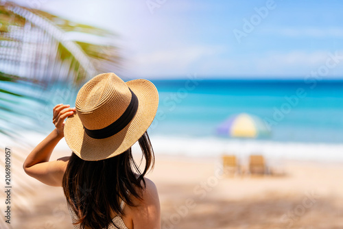 Tableau sur toile Young woman traveler relaxing and enjoying at beautiful tropical white sand beac