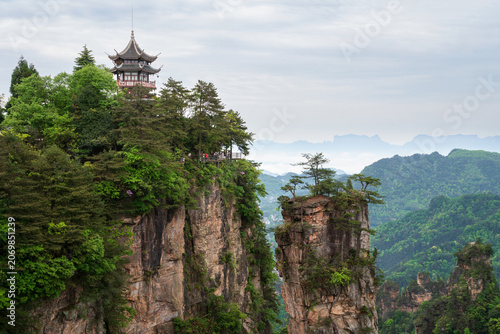 Fotografie Liuqi Pavilion at the top of Huangshizhai in the Zhangjiajie National Forest Par