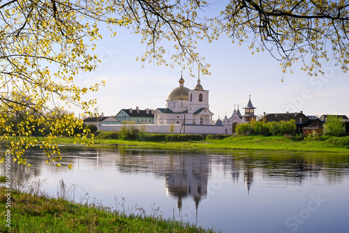 Foto Simansky Monastery on the banks of the Velikaya River in the rays of the morning