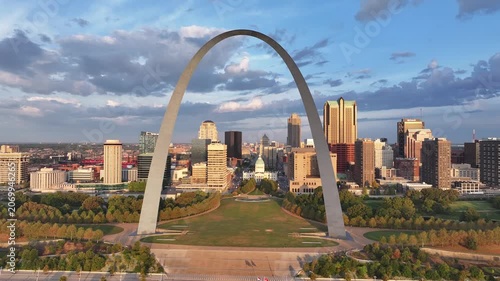 aerial view of the city skyline of the Gateway Arch National Park in St. Louis, Missouri, USA