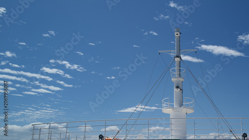Foto White mast of the Naoshima ferry under a beautiful sunny blue sky, Japan