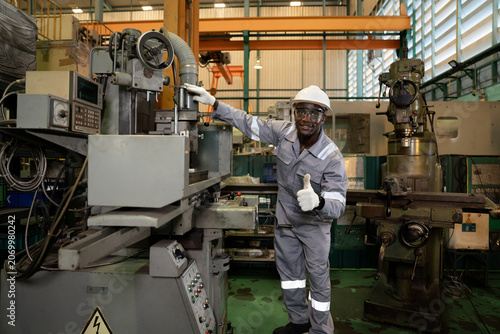 Canvastavla Thump up African American engineer working and control machine at auto parts fac