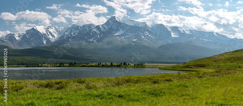 Quadro su tela A beautiful alpine panoramic view of a high-mountain lake