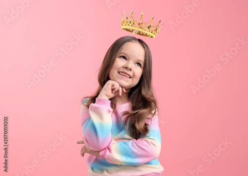 Quadro su tela Cute little girl with crown above her head dreaming to be queen