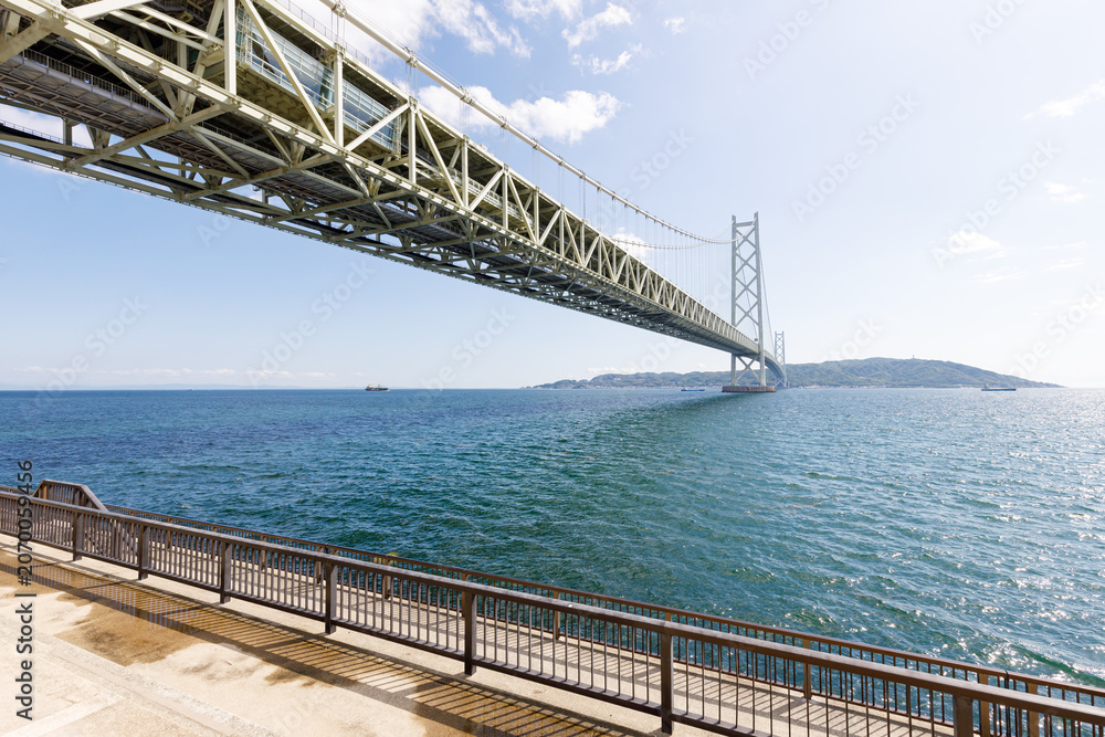 Naklejka premium 初夏の青空が広がる明石海峡大橋