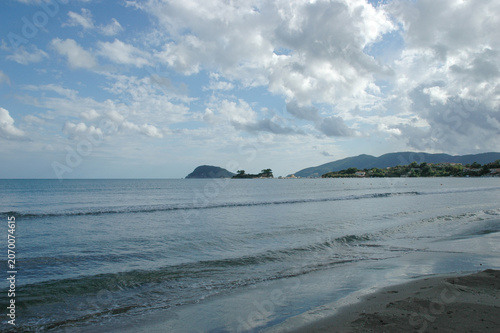 Foto Gentle sea waves wash onto a sandy shoreline overlooking Laganas Bay with Marath