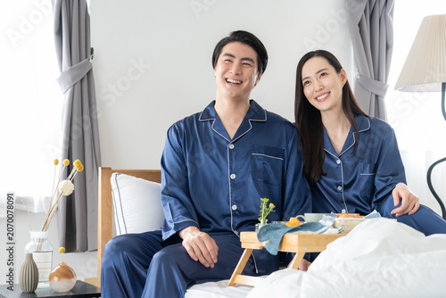 Foto 寝室で朝食を食べるミドルの夫婦