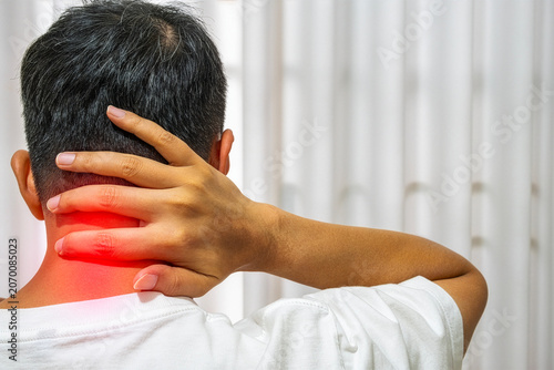 Bilde på lerret Person suffering occipital discomfort indoors, promoting healthcare treatment, physiotherapy, and wellness recovery